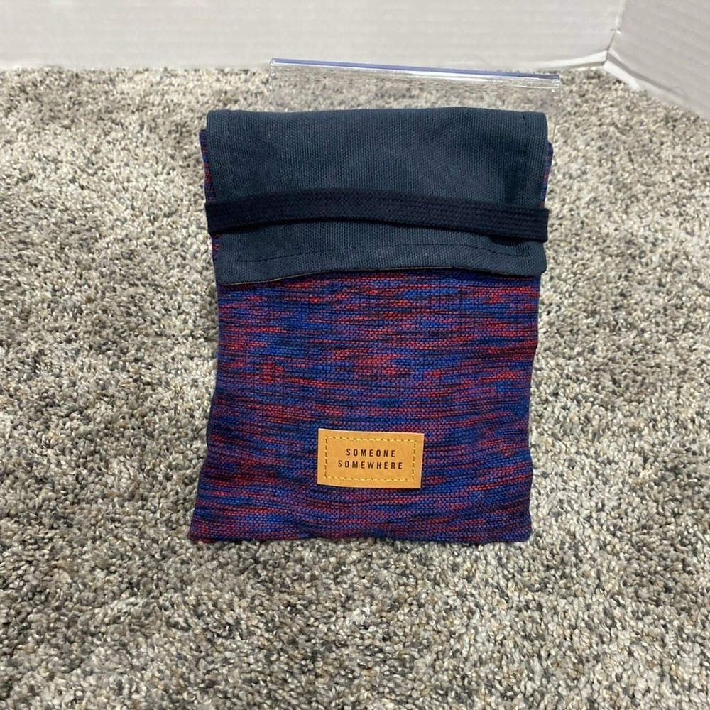Someone Somewhere Amenity Kit Unisex Artisan Woven Blue Red OS Excellent